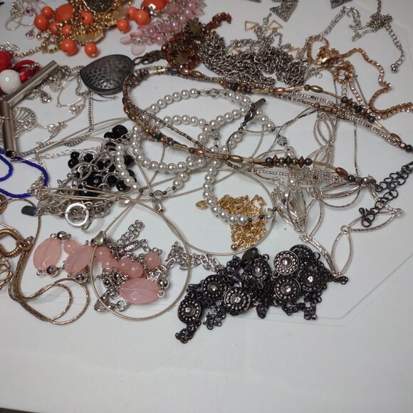 Lot Of Over 50 Necklaces - Picture 2 of 16